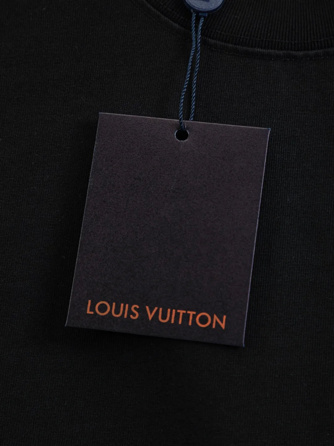 🅿️200 Louis Vuitton 1V LV lv slightly wide version S-XL LV 26ss new products are available at the counter simultaneously. Multiple craftsmanship. Chest patch letters 🪡 embroidery. Back patch letters four-leaf clover 🍀🪡 embroidery. Round neck short-sleeved T-shirt, same style for men and women! Consigned to one-to-one creation. Synchronized with the official website, pure cotton fabrics at the counter! It is close to the skin and comfortable, durable and easy to wear. It has a classic and simple logo design and meticulous original craftsmanship. Short-sleeves, a must-have item for men, do not appear to be the same for the general public, but must be unique and eye-catching. This LV short-sleeve is all about quality, comfort, the same shape and fashion as always, including fabrics and cutting techniques. All of them have been made with great effort! 320 grams of washed pure cotton fabric, pure cotton is breathable, very refreshing and comfortable for daily wear. The rib knitting on the neckline is smooth and tight, and the neckline will not be skewed if you toss it at will. The loose version, you will find that it looks really good on the upper body. The overall is minimalist and neat, super versatile for daily use! Pair it casually with a pair of pants for a youthful look. A T-shirt will make your outfit crazy. It is a fashionable item that can never go wrong! Color: Black White Size: S-XL Size chart: S: Shoulder width 50-Bust 56-Length 70 M: Shoulder width 52-Bust 57-Length 72 L: Shoulder width 54-Bust 59-Length 74 XL: Shoulder width 56-Bust 62-Length 76